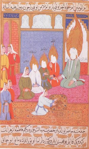 Hz. Fatıma ve Cennet Elbisesi Tasviri: Peygamber Efendimiz Hz. Muhammed (s.a.v.), eşi Hz. Ayşe ve aile üyelerinin huzurunda; kızı Hz. Fatıma'nın bir düğün daveti öncesinde Cebrail (a.s.) tarafından Cennetten getirilen yeşil pelerini teslim aldığı anı betimleyen minyatür.